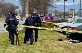 Man arrested after allegedly stabbing, robbing stranger in Kelowna, RCMP say