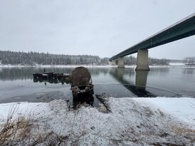Tanker leaking bitumen into North Saskatchewan River after crash 