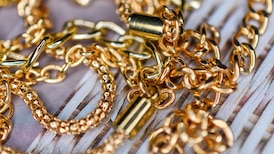 Police warn fake jewelry scammers part of ‘criminal network’ on Vancouver Island