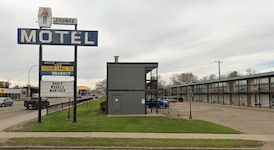 Police respond to early morning stabbing at motel in northeast Edmonton 