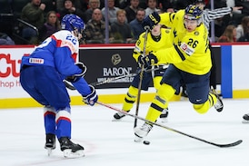 Stenberg scores late winner as Sweden holds off Slovakia 3-2 in opener of World Junior Championships